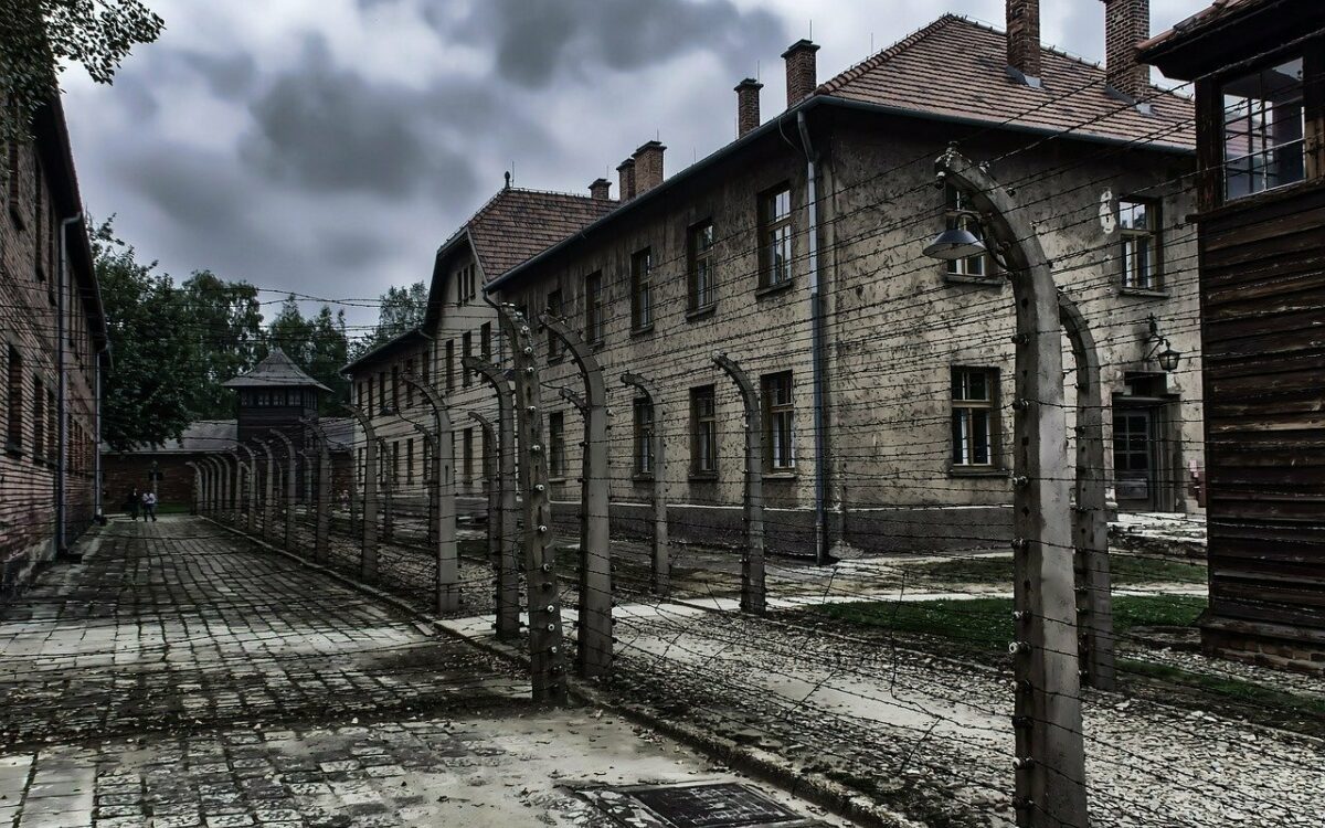 Gebäude und Stacheldraht im Konzentrationslager Auschwitz Gebäude und Stacheldraht im Konzentrationslager Auschwitz